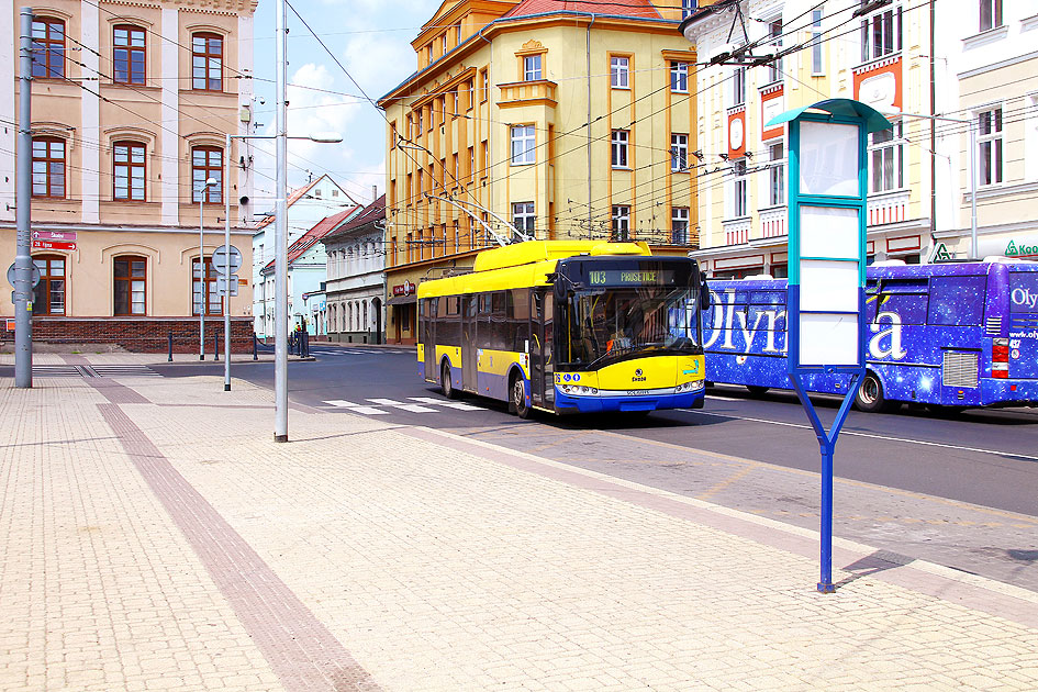 Der Obus in Teplice vormals Teplitz-Schönau an der Haltestelle Benesovo Namesti vormals Schulplatz