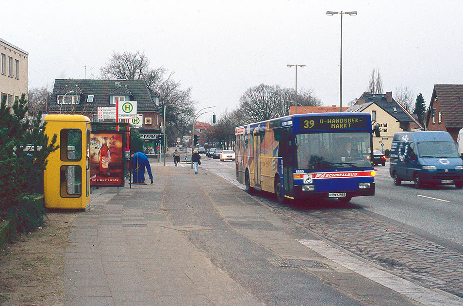 Ein Hochbahn Schnellbus an der Haltestelle Langelohstraße (Nord) in den Hamburger Elbvororten