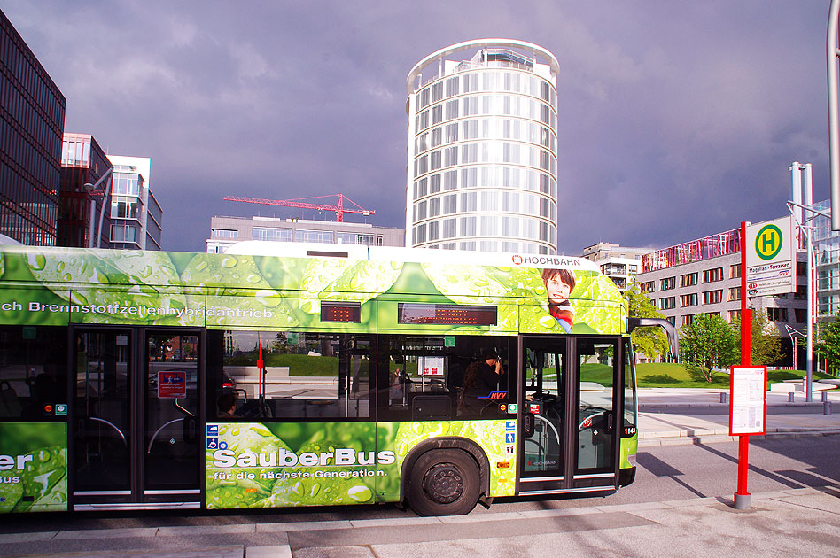 Ein Bus der Linie 111 in der Hafencity an der Haltestelle Magellan-Terrassen