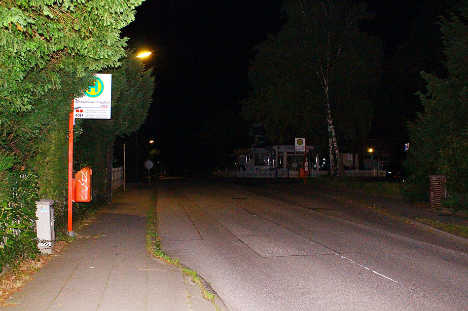 Die Bushaltestelle Blankeneser Friedhof in Hamburg