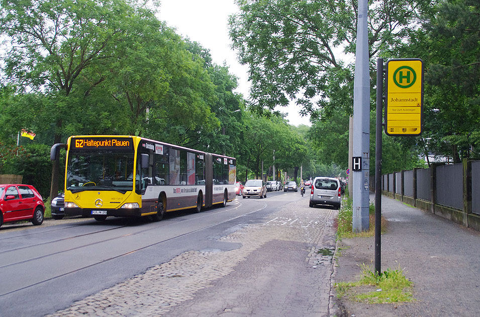 Die Bushaltestelle Johannstadt der Straßenbahn in Dresden