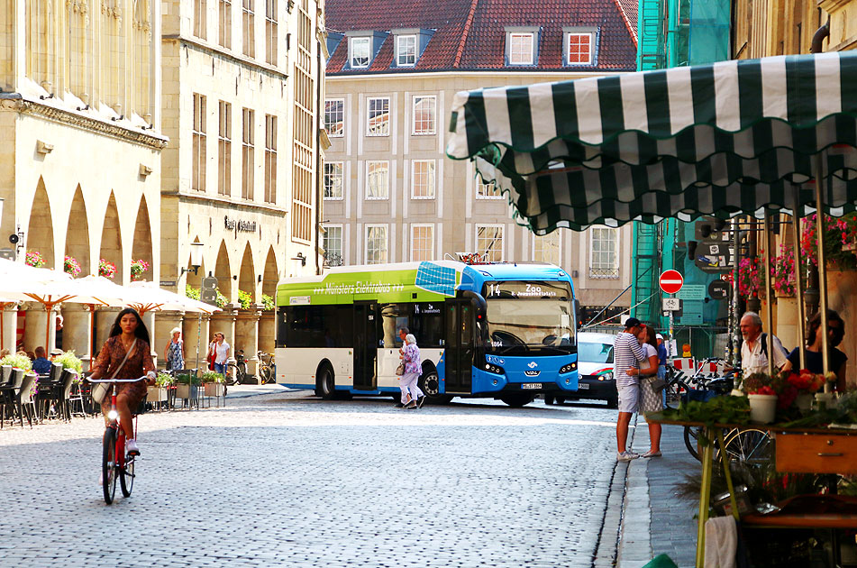 Ein Elektrobus in Münster auf dem Prinzipalmarkt