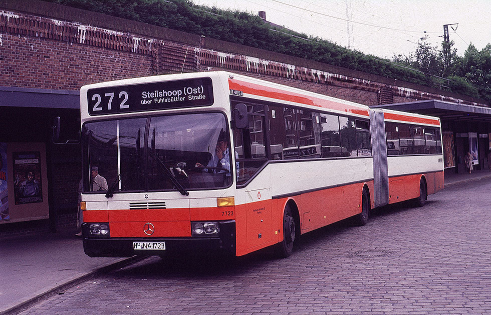 Ein Hochbahn Gelenkbus am Bahnhof Barmbek