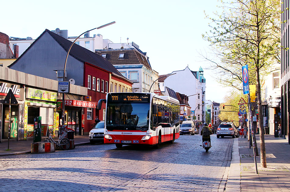 Ein Hochbahn-Bus an der Haltestelle Bernhad-Nocht-Straße in der Davidstraße auf St. Pauli