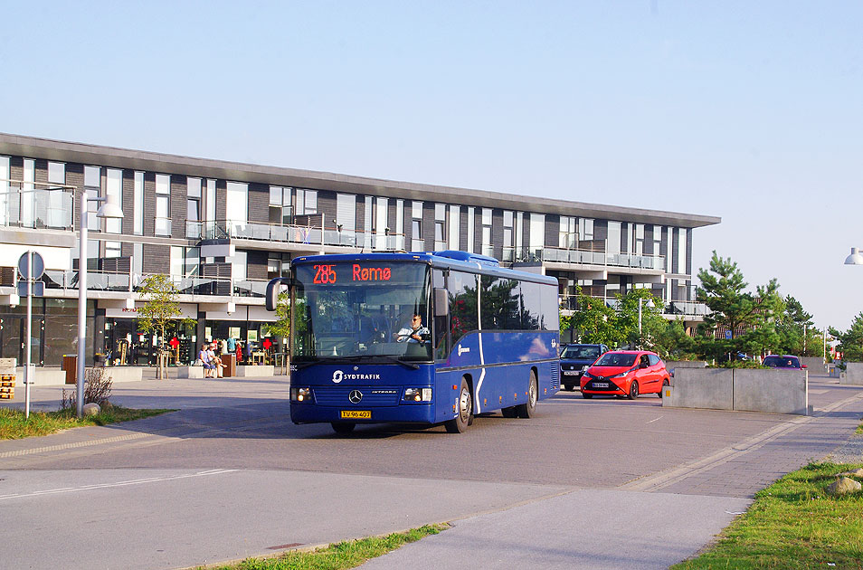 Ein Bus von Tide in Farben vom Aufgabenträger Sydtrafik auf der Insel Römö in Havneby