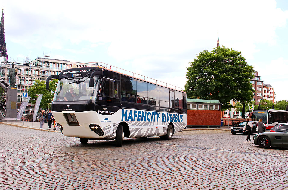 Der Hafencity Riverbus in der Hamburger Speicherstadt