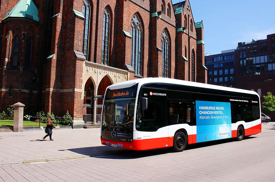 Ein Hochbahn Elektrobus von Mercedes an der Haltestelle Rathausmarkt / Petrikirche