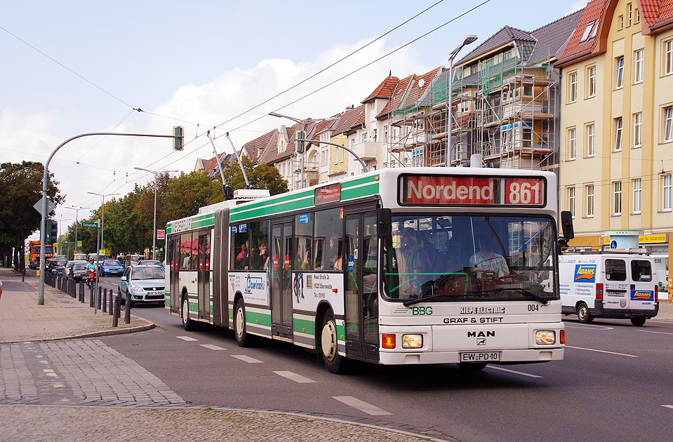 Der Obus in Eberswalde an der Haltestelle Westend Kino