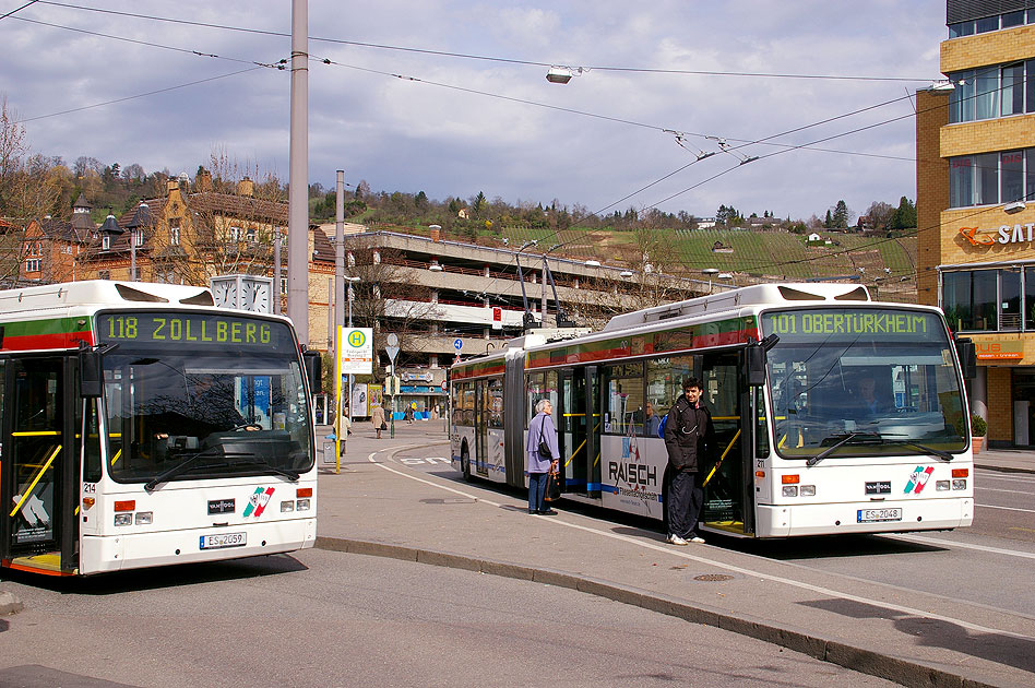 Der Obus in Esslingen an der Haltestelle Hauptbahnhof