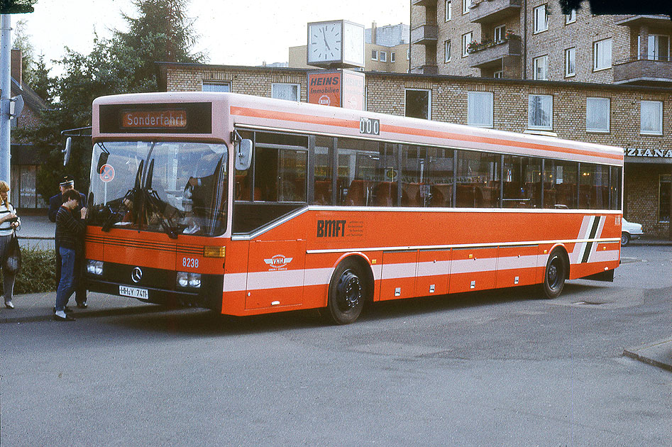 Der VHH 8238 - ein Ü 80 vor dem Bahnhof Quickborn