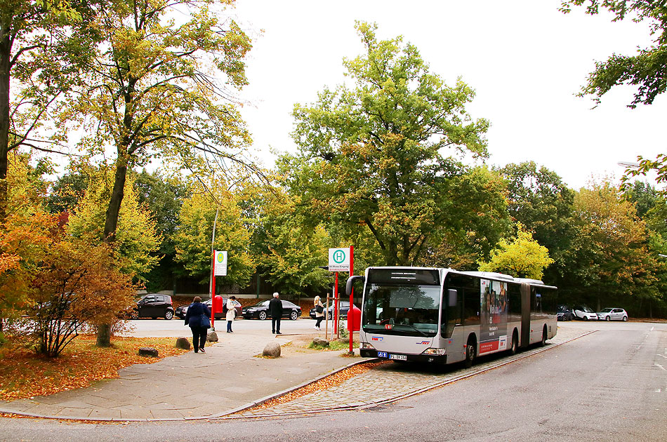 Die Bushaltestelle AK Altona mit einem VHH Bus