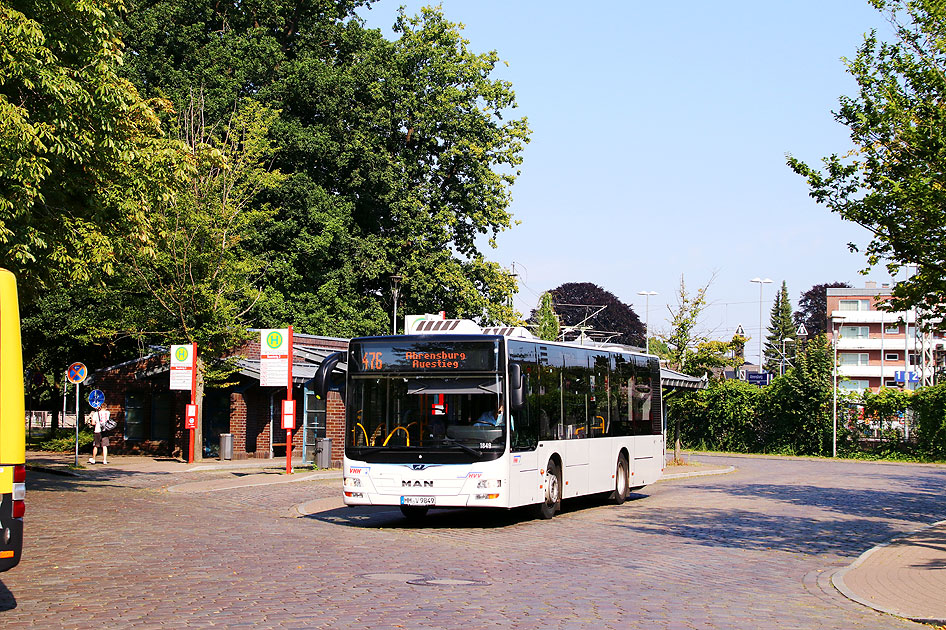 Ein VHH Bus am Bahnhof Ahrensburg