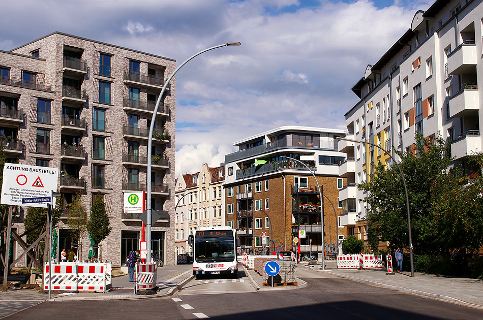 Der Quartiersbus Linie 113 an der Haltestelle Platz der Arbeiterinnen in Neue Mitte Altona