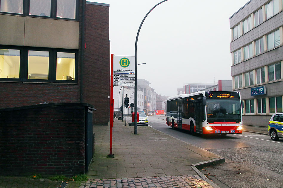 Die Bushaltestelle Mörkenstraße in Altona-Altstadt