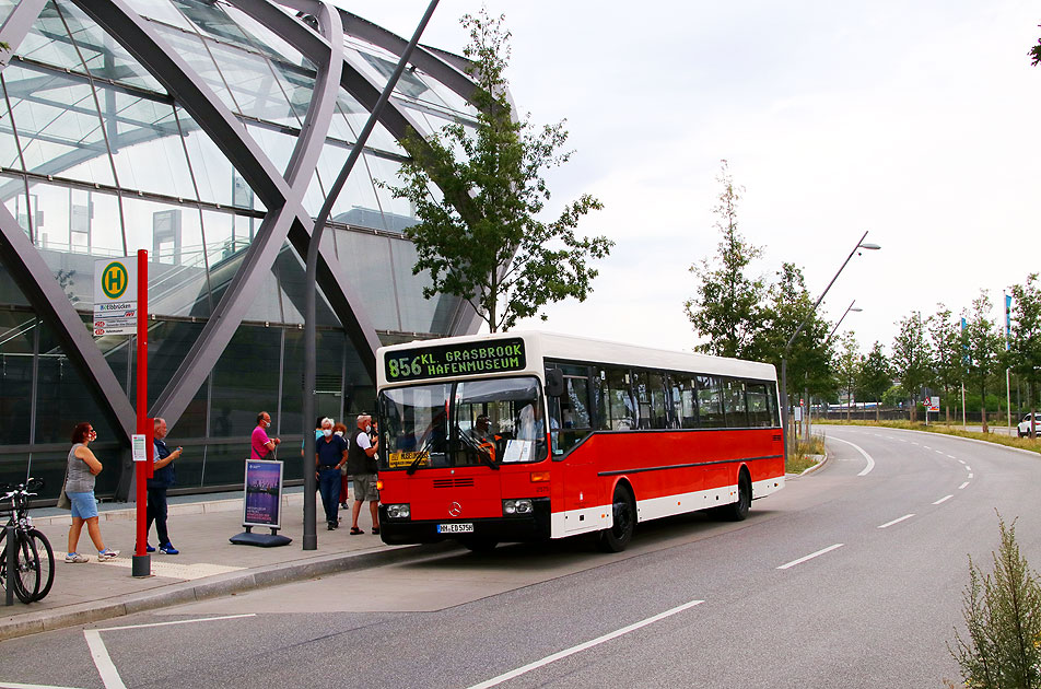 Der HOV ex Hochbahn Museumsbus 2575 an der Haltestelle U-Bahn und S-Bahn Elbbrücken in Hamburg