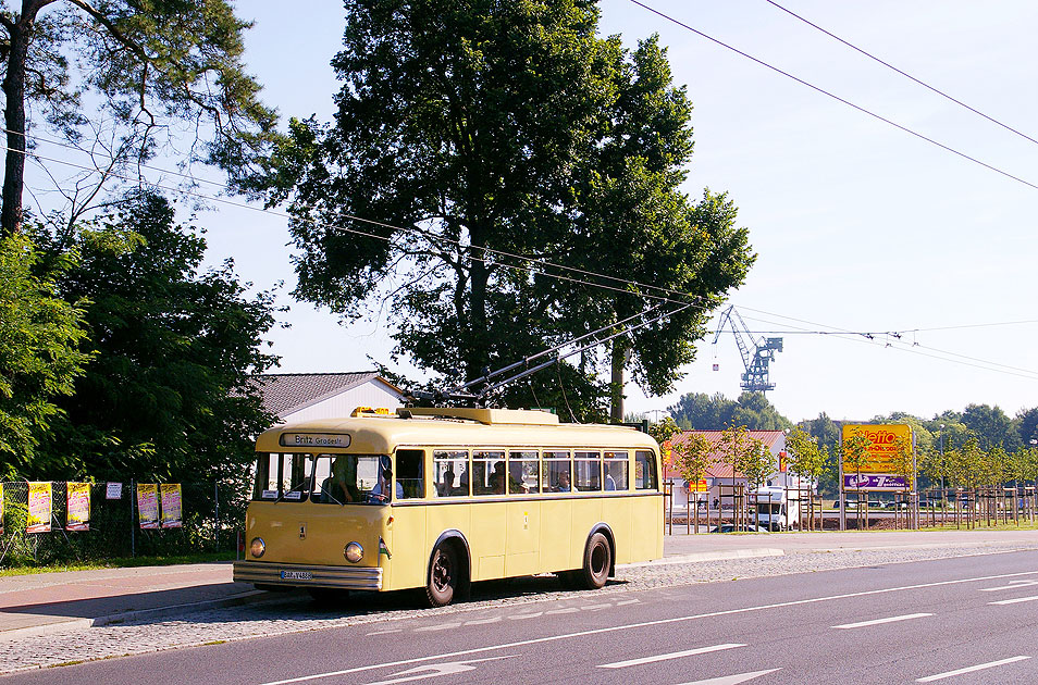 Der ex BVG Obus 488 vom Typ AEG-HS 56 in Eberswalde an der Haltestelle Eisenspalterei