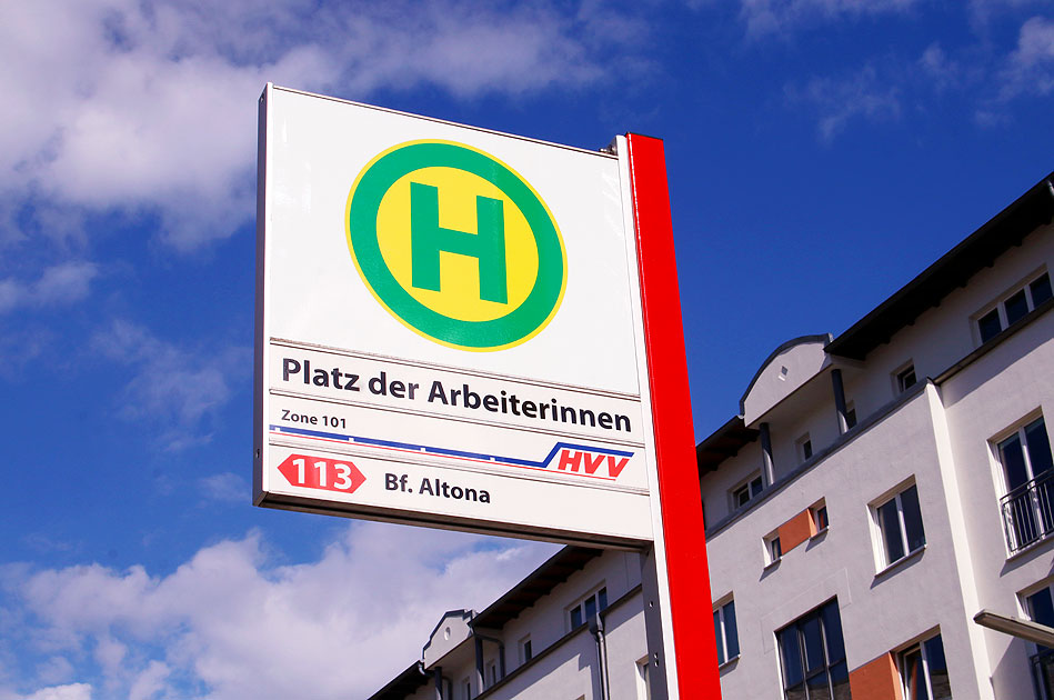 Ein Haltestellenschild der Bushaltestelle Platz der Arbeiterinnen in der Neuen Mitte Altona