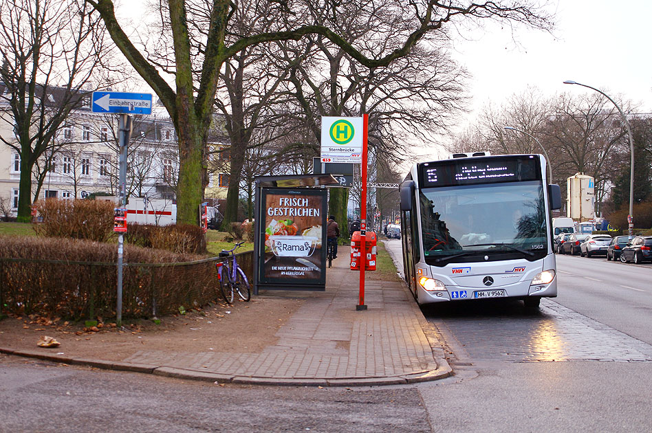 Die Bushaltestelle Sternbrücke der Buslinie 15 in Hamburg