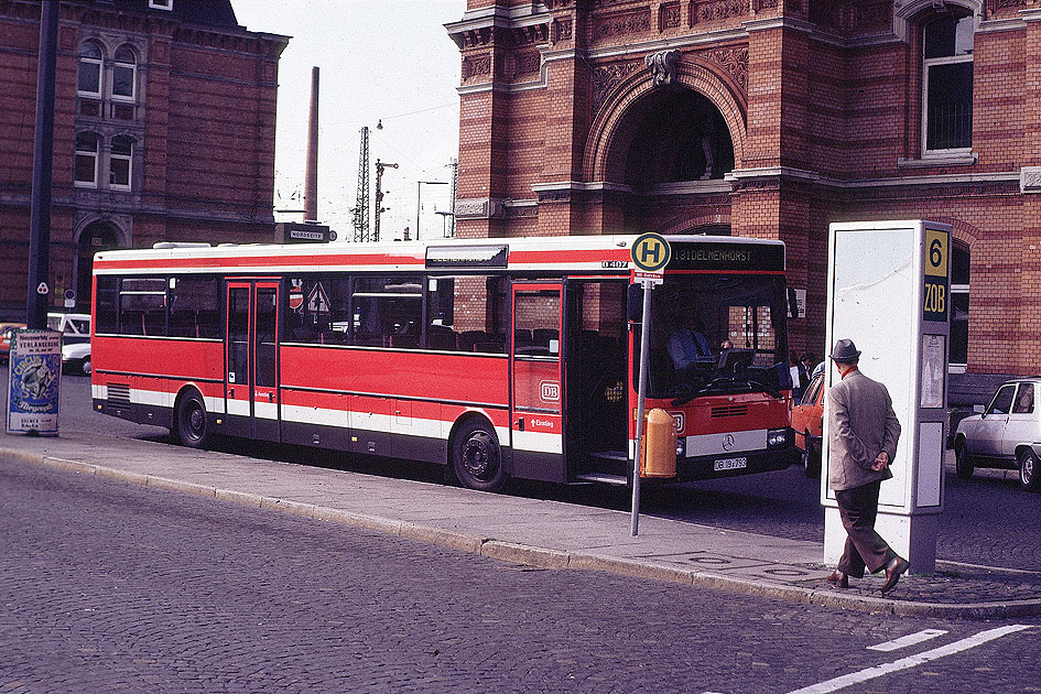 Ein Mercedes O 407 Bahnbus in Bremen auf dem ZOB vor dem Hauptbahnhof