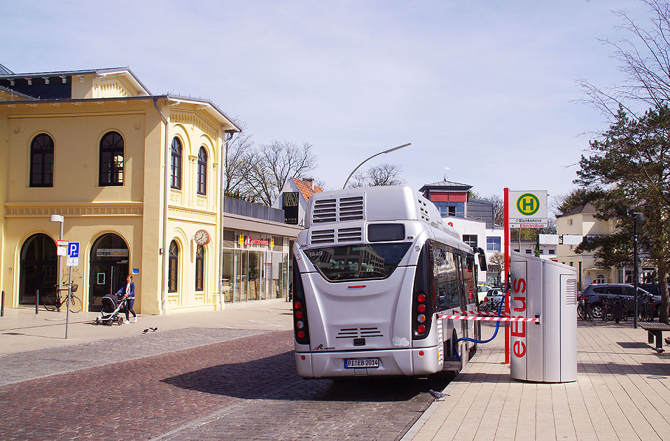 Elektromobilität: VHH Rampini Bus vor dem Bahnhof Blankenese - Bergziege Blankenese