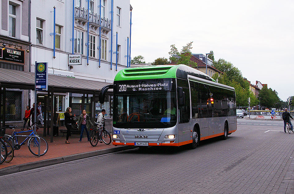 Ein Üstra Bus an der Haltestelle Kopernikusstraße
