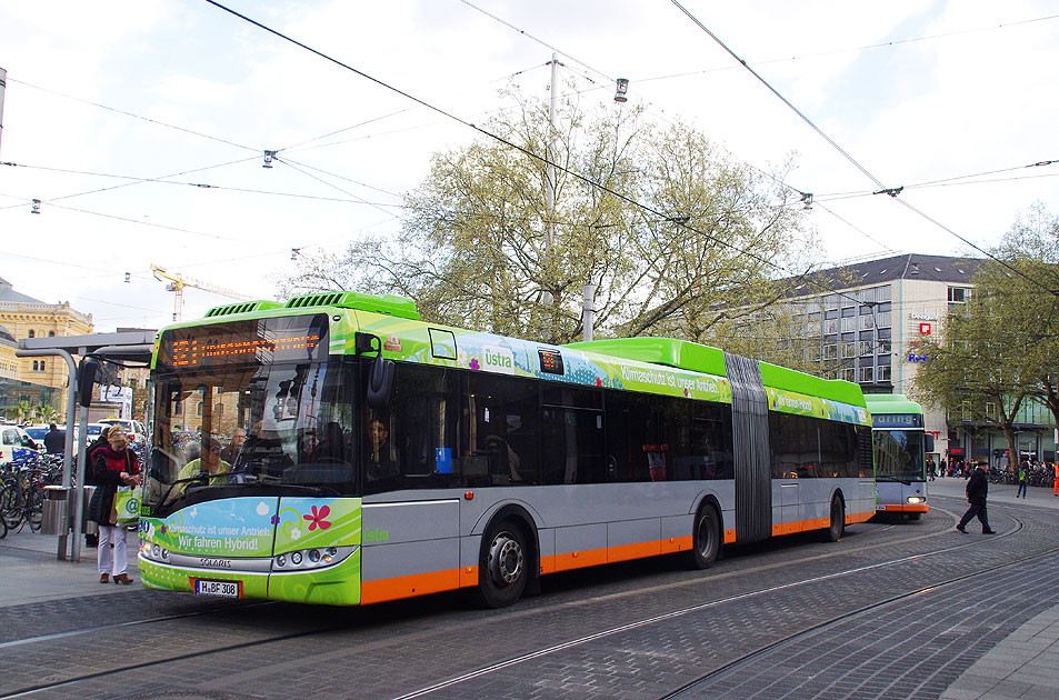 Ein Üstra Solaris Bus Hybridbus - am Hauptbahnhof