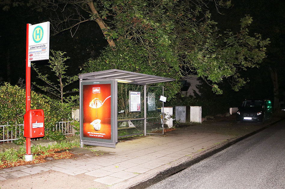 Die Bushaltestelle Liebermannstraße in Hamburg in der Elbchausse