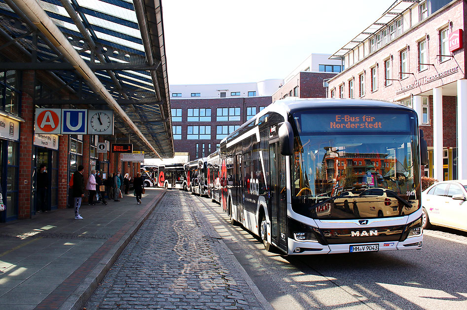 VHH Elektrobusse in Norderstedt am Bahnhof Norderstedt Mitte