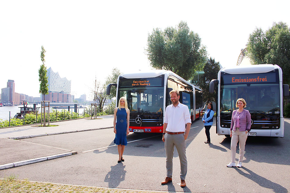 Anna-Theresa Korbutt die neue HVV-Geschäftsführerin, Dr. Anjes Tjarks, Senator für Verkehr und Mobilitätswende der Freien und Hansestadt Hamburg und Claudia Güsken Vorständin der Hamburger Hochbahn AG vor den neuen Ecitaro Gelenkbussen in Hamburg