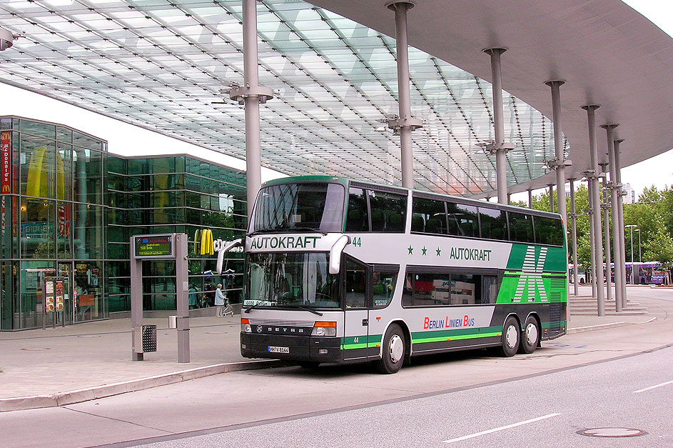 Ein Autokraft Reisebus auf dem ZOB in Hamburg