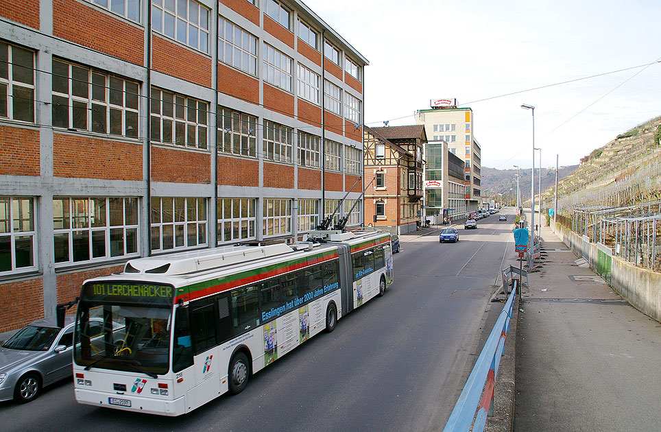 Der Obus in Esslingen an der Haltestelle Hengstenberg