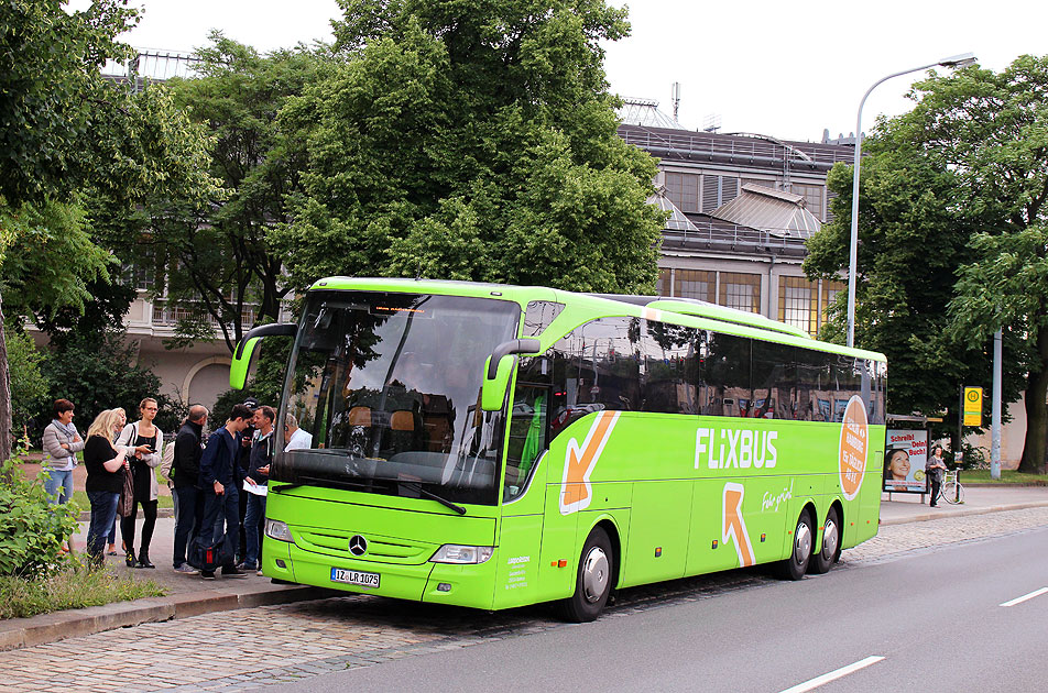 Ein Fernbus von Flixbus an der Haltestelle Bahnhof Dresden-Neustadt