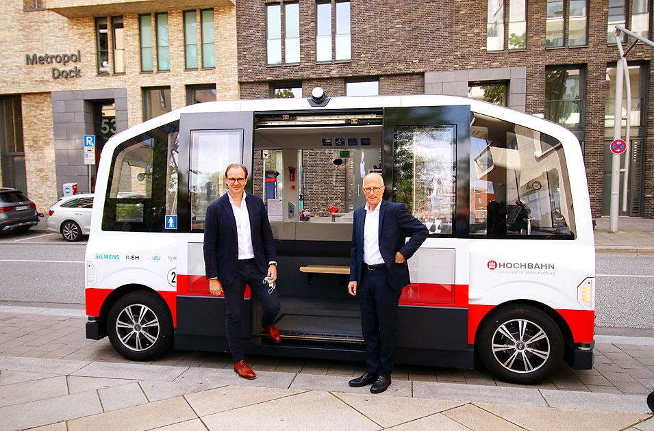 Henrik Falk und Peter Tschentscher vor dem HEAT Bus in der Hafencity