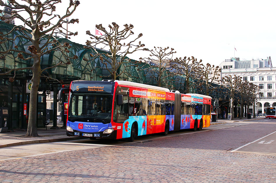 Ein Capacity L der Hamburger Hochbahn an der Haltestelle Rathausmarkt