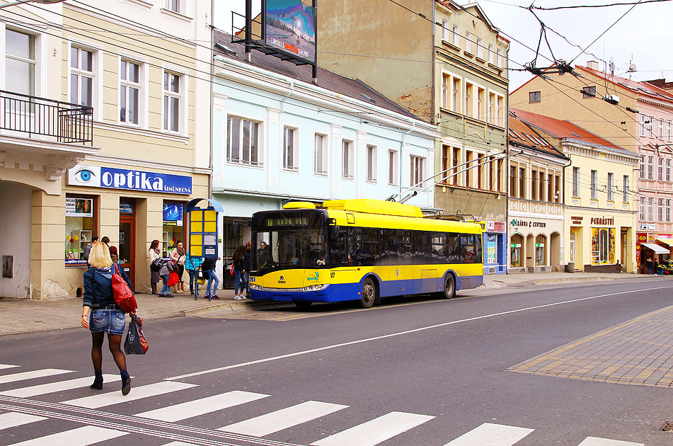 Der Obus in Teplice - deutsch Teplitz an der Haltestelle Benesovo Namesti (bis 1945 Schulplatz)