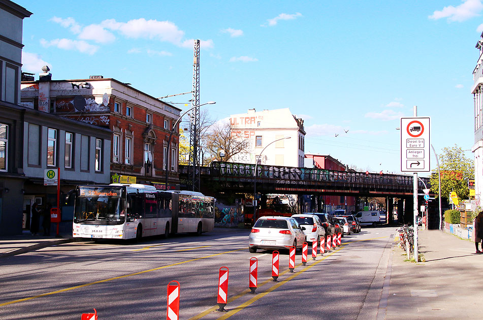 Die Bushaltestelle Sternbrücke in Hamburg mit Pop-Up Bikelane also eine Aufpopp-Fahrradlinie