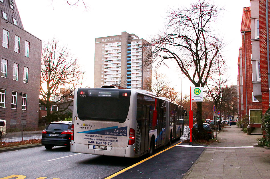 Die Bushaltestelle Fischmarkt in Hamburg mit einem VHH Bus