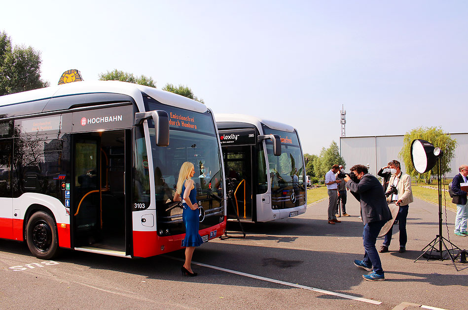 Anna-Theresa Korbutt die neue HVV-Geschäftsführerin präsentiert die neuen E-Citaro-Gelenkbusse der VHH und Hochbahn