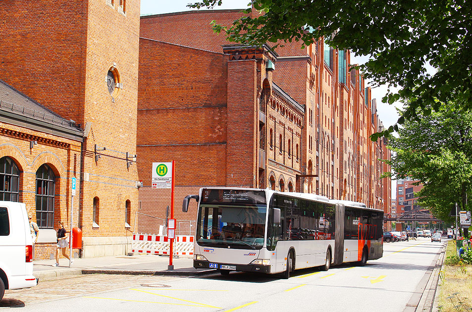 Die Bushaltestelle Am Sandtorkai in der Hamburger Speicherstadt