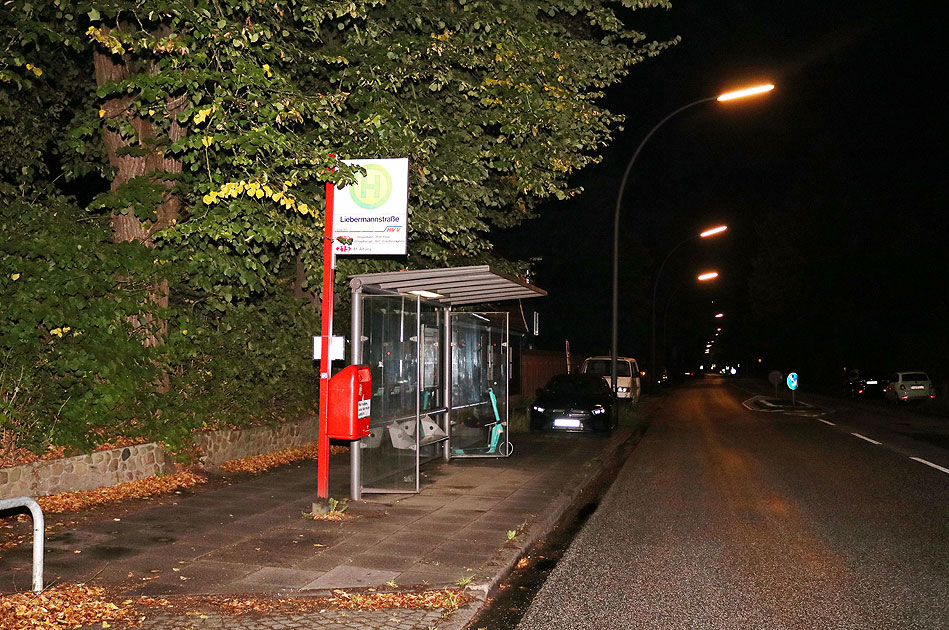 Die Bushaltestelle Liebermannstraße an der Elbchaussee in Hamburg