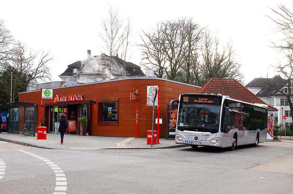 Ein Bus vom Reisedienst Nord an der Bushaltestelle S-Bahn Othmarschen