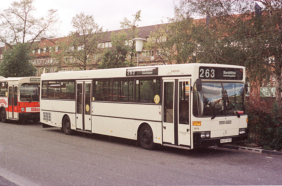 Ein Hochbahn-Bus am Bahnhof Wandsbek Markt