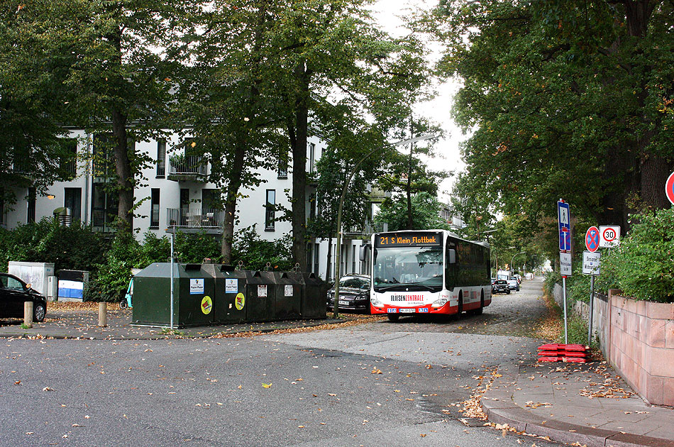 Ein Hochbahn Bus in der Elbschloßstraße in Hamburg-Nienstedten