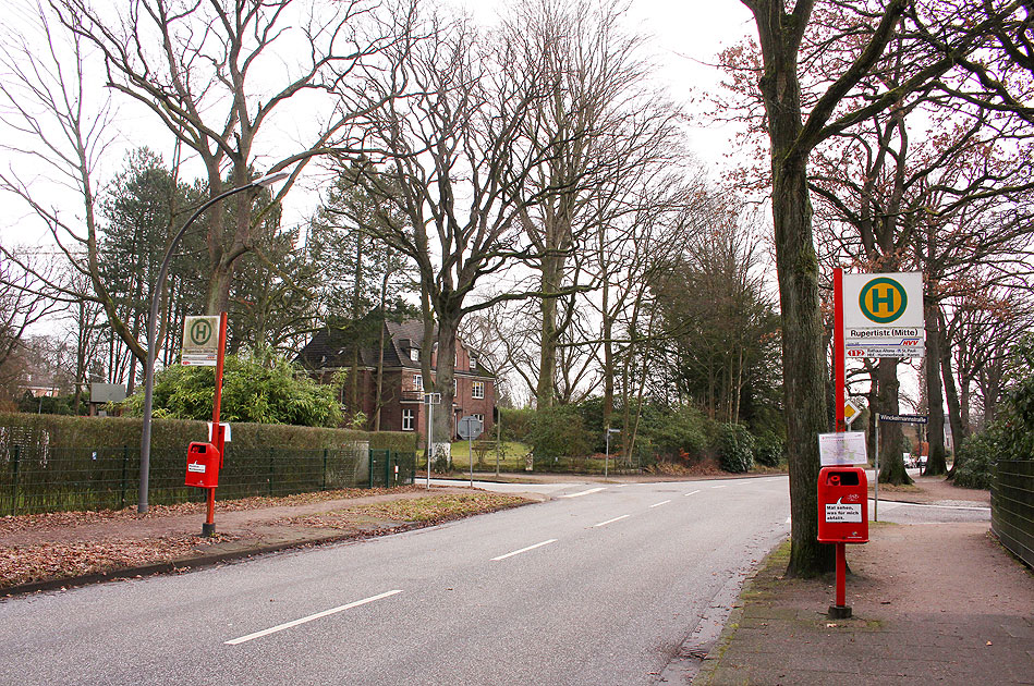 Die Postleitzahl von Hamburg-Nienstedten ist 22609: Die Bushaltestelle Rupertistraße (Mitte) in der Rupertistraße in Blickrichtung Nienstedten Markt