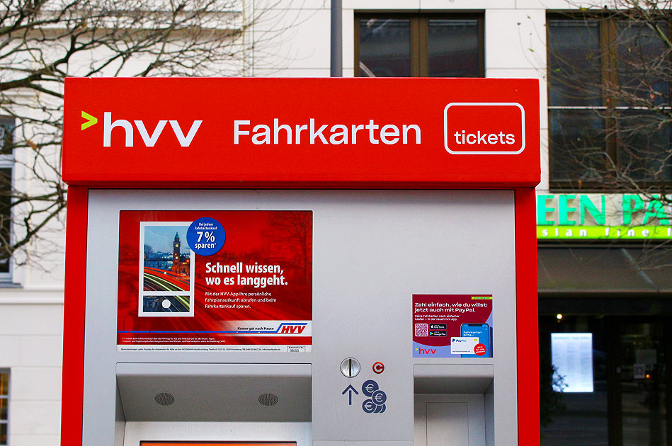Ein Fahrkartenautomat der Hamburger Hochbahn an der Haltestelle Stephansplatz in Hamburg