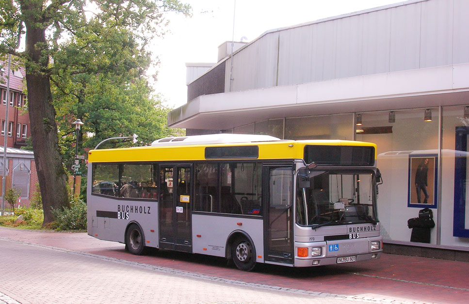 Ein Buchholzbus in Buchholz an der Haltestelle Treffpunkt