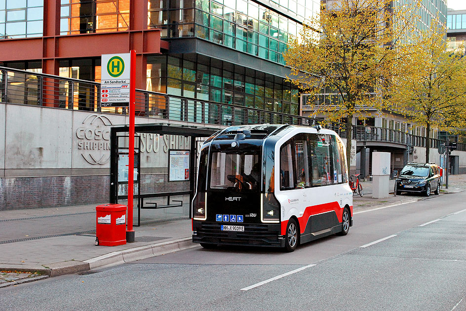 Der selbstfahrende HEAT Bus der Hamburger Hochbahn an der Haltestelle Am Sandtorkai