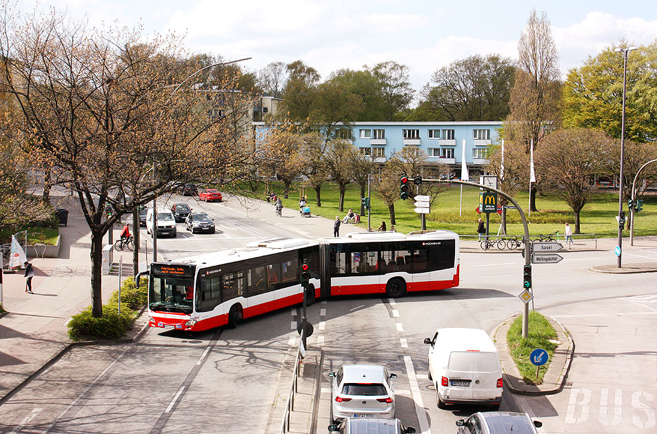 Ein Hochbahn-Bus an der Haltestelle U-Bahn Farmsen