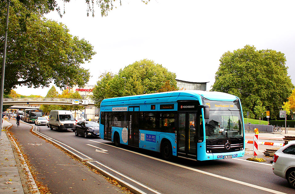 Ein Elektrobus der Hamburger Hochbahn mit Werbung für den ITS Kongress in Hamburg - steht im Stau