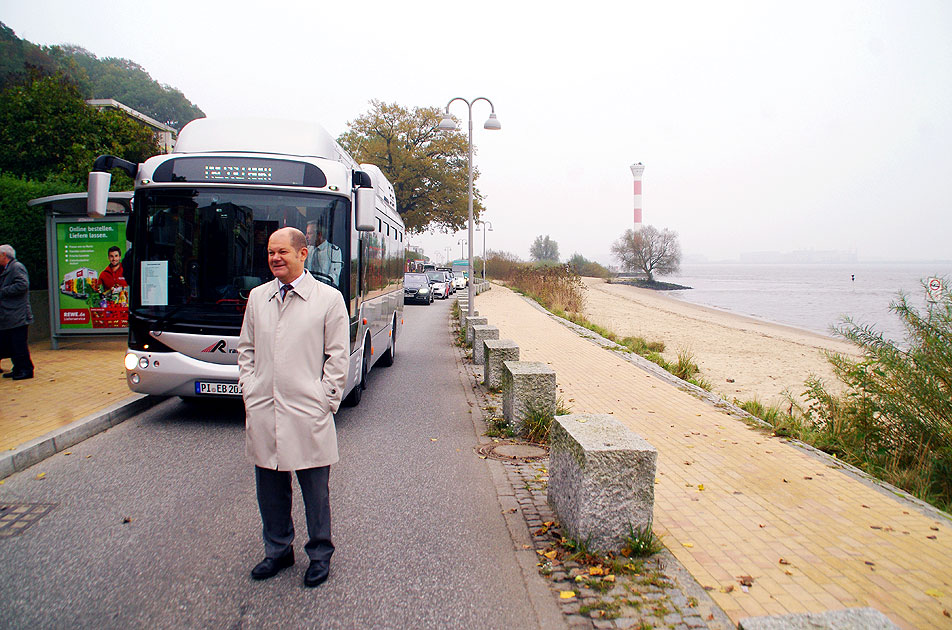 Olaf Scholz bei der Inbetriebnahme der Elektro-Bergziege in Hamburg-Blankenese Der VHH 1449 ist ein Elektobus von Rampini. Wer hätte damals schon gedacht das Olaf Scholz mal Bundeskanzler werden soll?